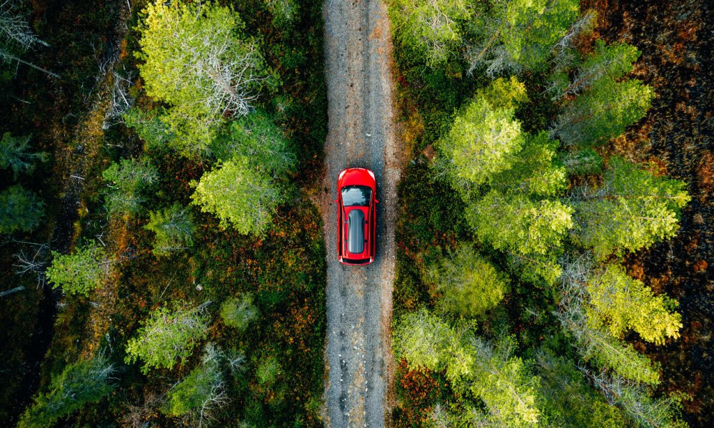 Illustrasjonsfoto: En rød bil ovenfra.