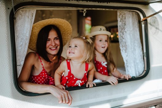 Illustrasjonsfoto: jenter på tur i en campingvogn