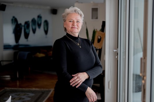 Portrett av Nan Evy Stende innendørs i mørk genser