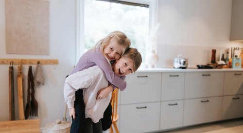 Illustrasjonsfoto: barn leker inne