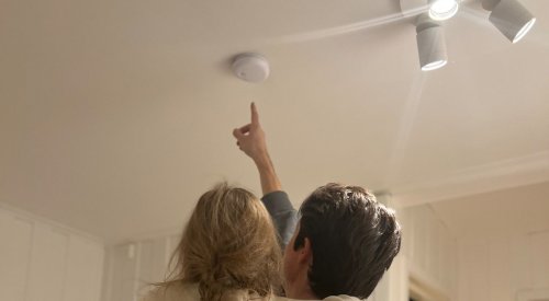 Illustrasjonsfoto: far og datter sjekker røykvarsleren.