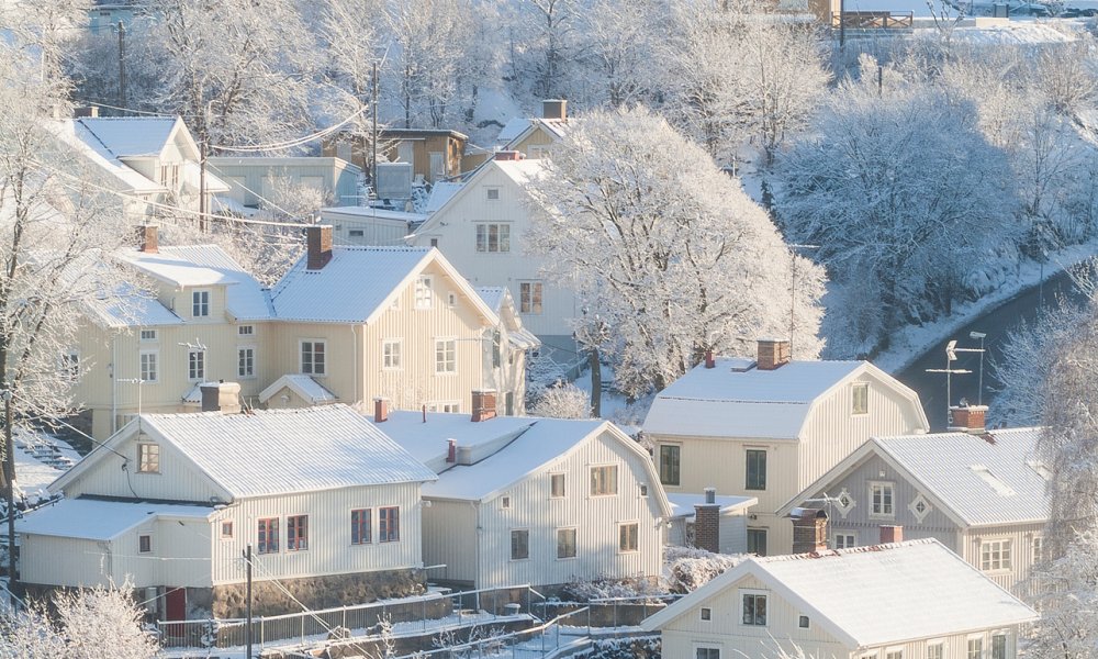 Snødekte hus i et nabolag. Snødekte hus i et nabolag.