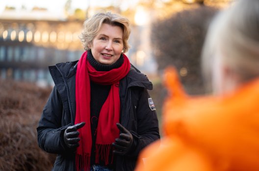 Portrett av Hanne Iversen Rye utendørs med rødt skjerf