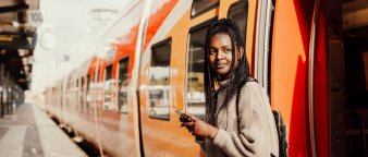 Illustrasjonsfoto: ung kvinne på togstasjonen