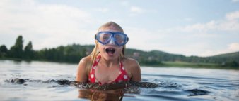 Illustrasjonsfoto: ung jente bader i sjøen Illustrasjonsfoto: ung jente bader i sjøen