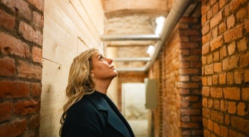 Alice Petersen inspiserer vannrørene i sameiet Alice Petersen inspiserer vannrørene i sameiet