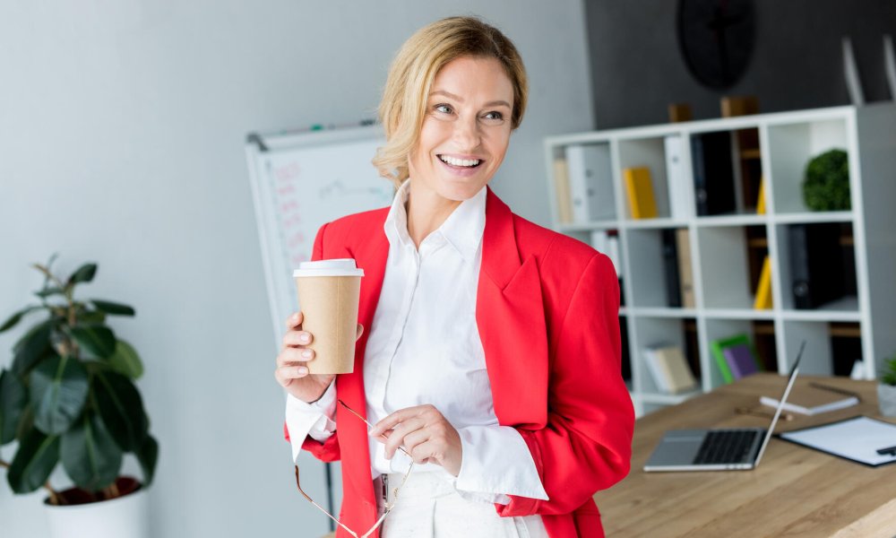 Illustrasjonsfoto: Dame med kaffekopp på kontor 