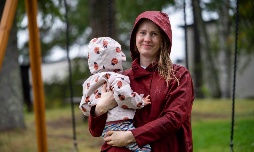 Portrett av Helene Strømme utendørs i regnet