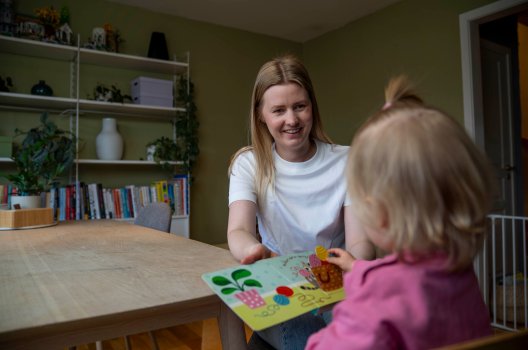 Helene hjemme ved kjøkkenbordet sammen med datteren Helene hjemme ved kjøkkenbordet sammen med datteren
