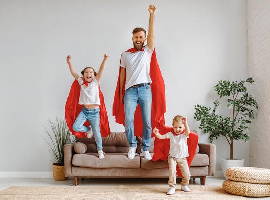 Illustrasjonsfoto: far og barn leker superhelter