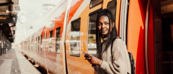 Illustrasjonsfoto: ung kvinne på togstasjonen Illustrasjonsfoto: ung kvinne på togstasjonen