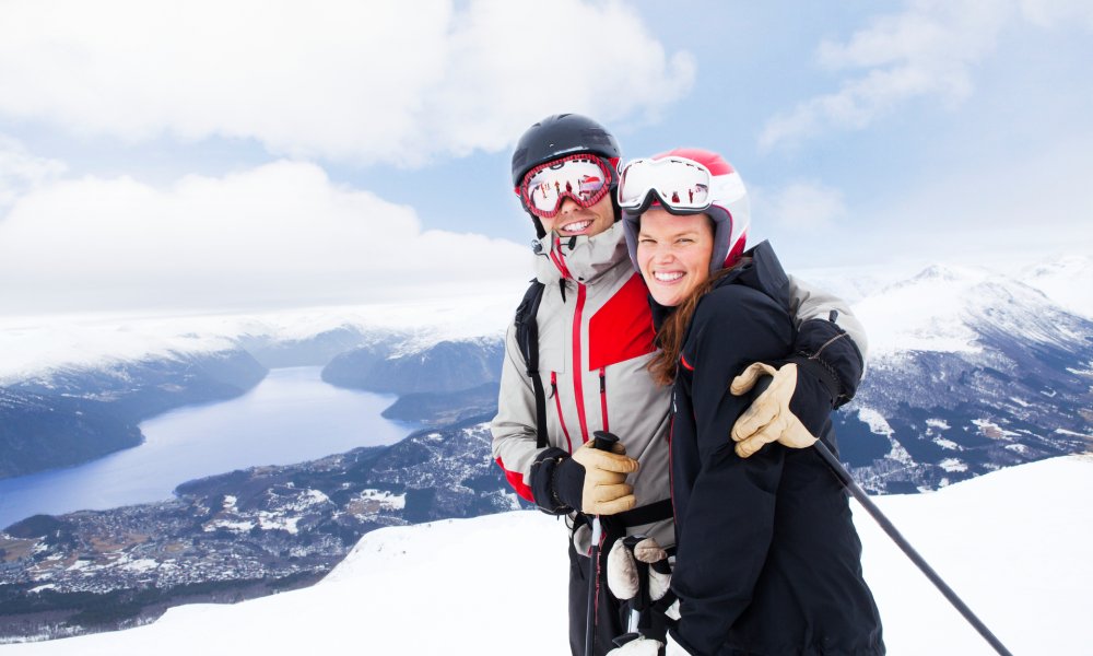Par på skitur på fjellet om vinteren.
