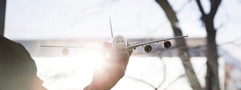 Illustrasjon: person holder flymodell