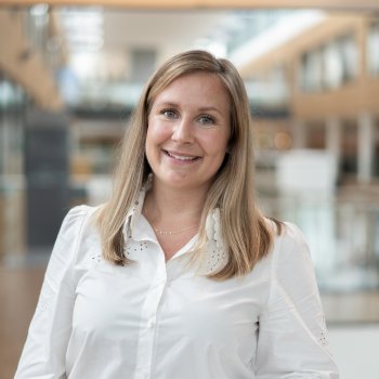 Portrett av Mari smilende