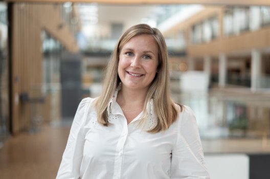 Portrett av Mari smilende