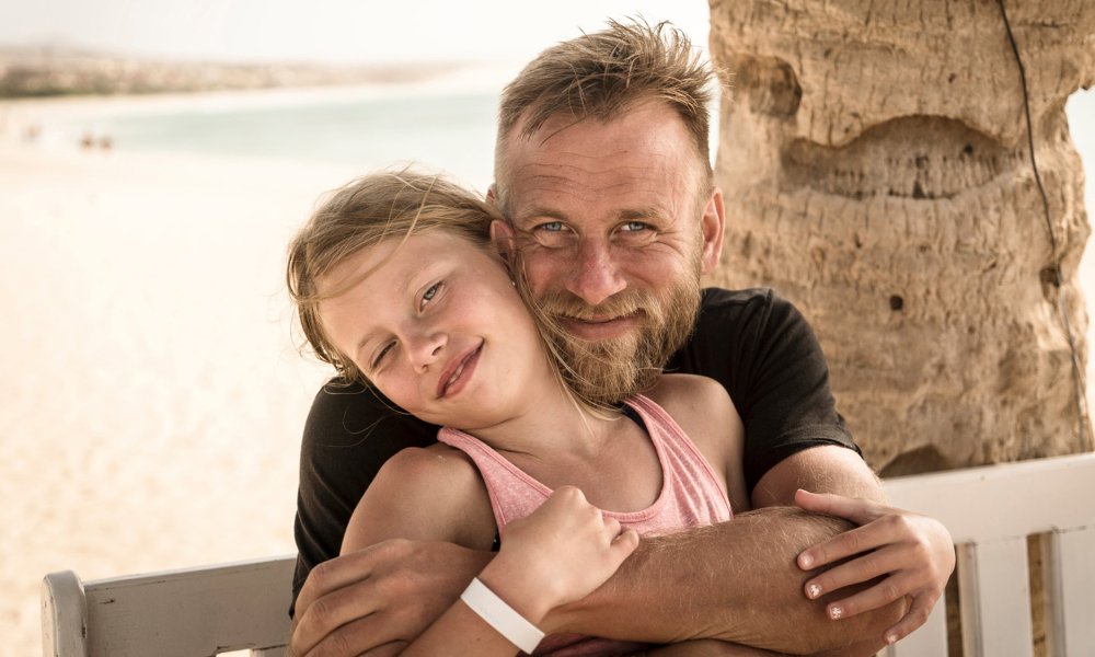 Illustrasjonsfoto: far og datter på stranden