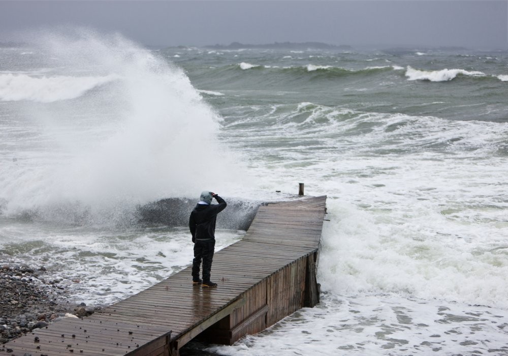 Illustrasjonsfoto: mann på bryggen i storm.