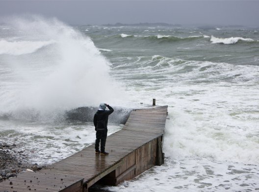 Illustrasjonsfoto: mann på bryggen i storm. Illustrasjonsfoto: mann på bryggen i storm.
