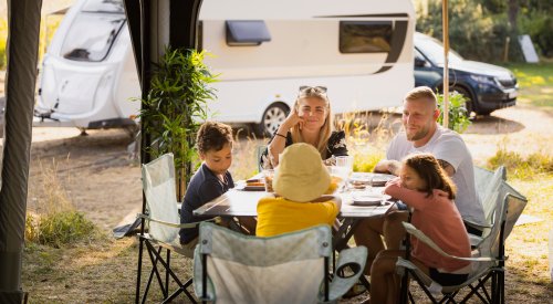 Illustrasjonsfoto: familie på campingferie