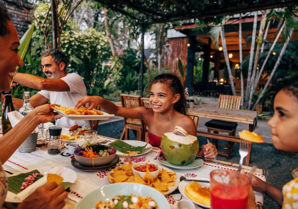 Illustrasjonsfoto: familie på ferie som spiser middag.