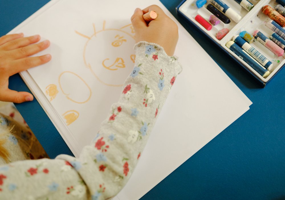 Illustrasjonsfoto: barn tegner