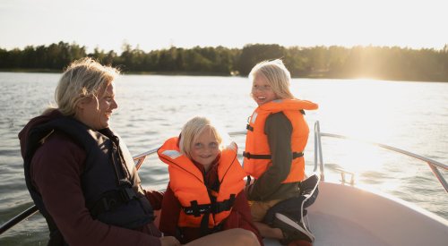 Familie på båttur om sommeren.