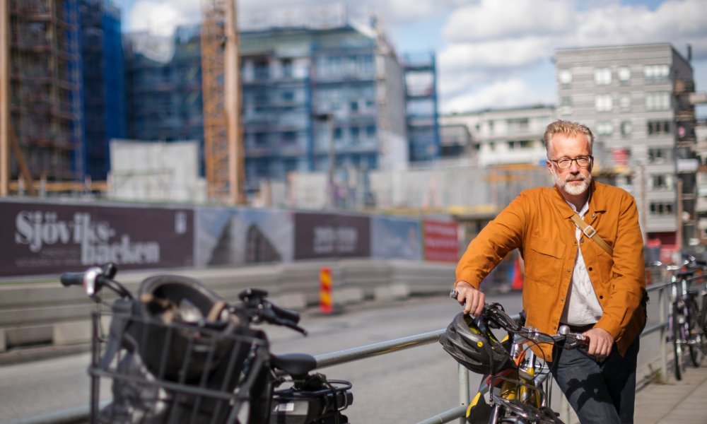 Mann på sykkeltur i byen