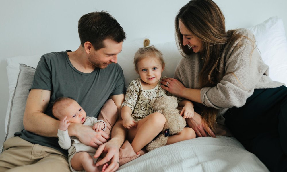 Familie med to små barn.