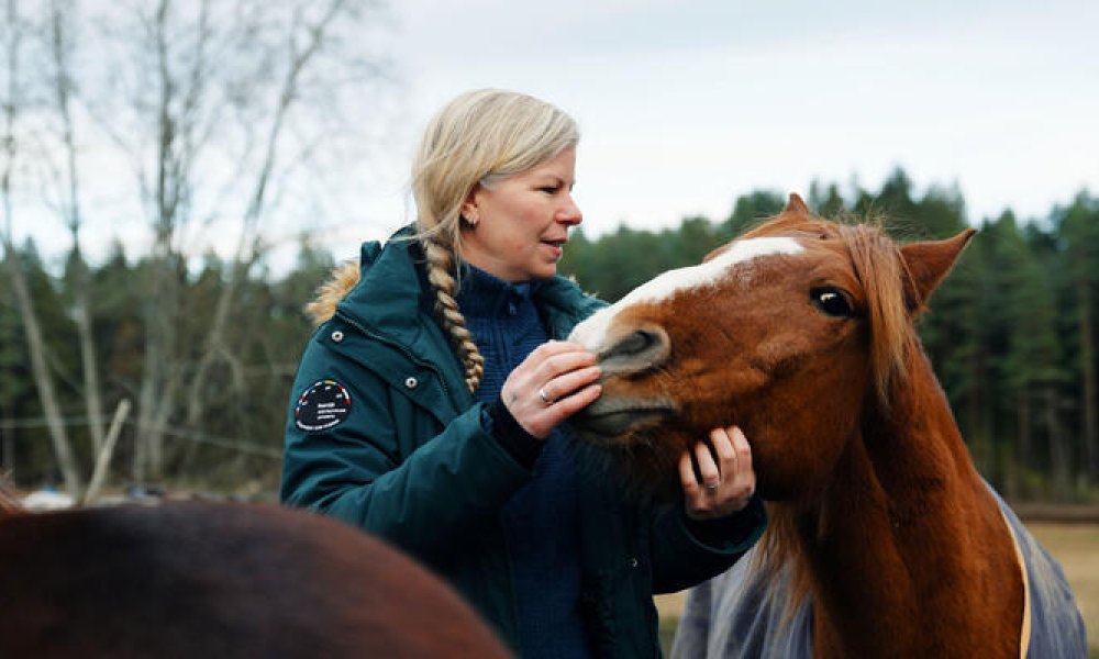 Gunhild Bendz Larsen sammen med hesten sin.