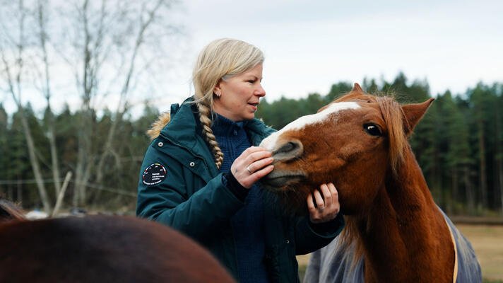 Gunhild Bendz Larsen sammen med hesten sin.