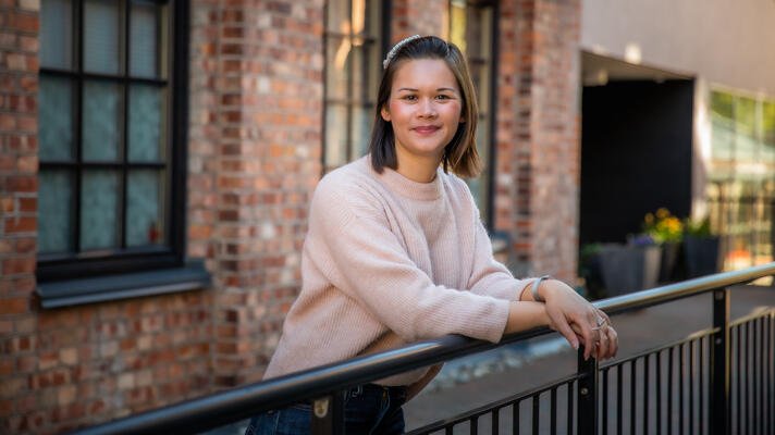Maria Kasandra Hansen i lyserosa genser en vårdag i Oslo.