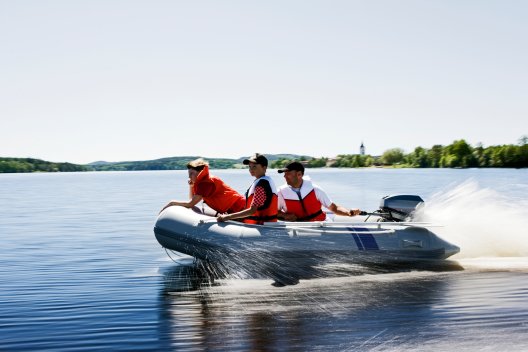 Illustrasjonsfoto: familie på båttur Illustrasjonsfoto: familie på båttur