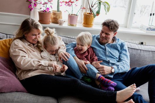 Illustrasjonsfoto: familien sitter i sofaen Illustrasjonsfoto: familien sitter i sofaen