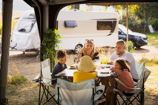 Illustrasjonsfoto: familie på campingferie Illustrasjonsfoto: familie på campingferie