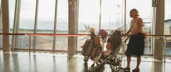 Illustrasjonsfoto: familie på flyplassen Illustrasjonsfoto: familie på flyplassen