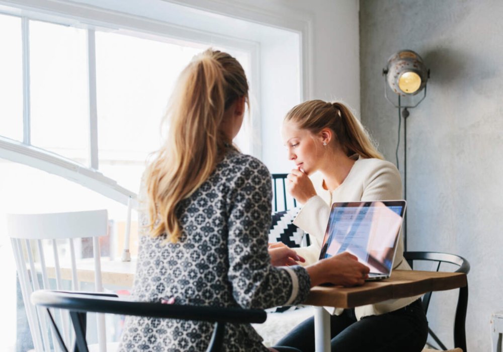 Illustrasjonsfoto: studenter med lap-top ved kafebord