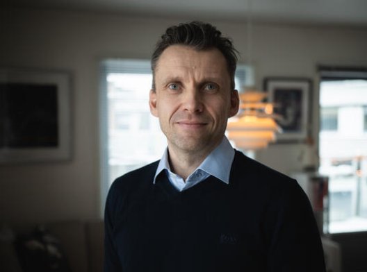 Eivind Engelsjord, leder for pensjon- og sparerådgivning i Storebrand, på hjemmekontor. Eivind Engelsjord, leder for pensjon- og sparerådgivning i Storebrand, på hjemmekontor.
