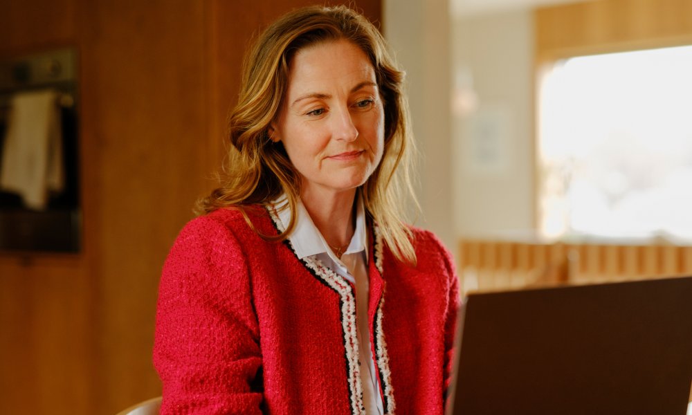 Illustrasjonsfoto av dame som sitter å jobber på pc.