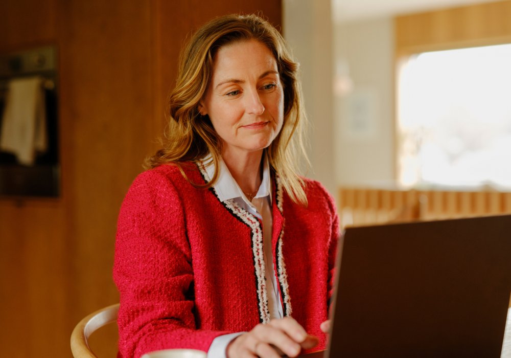 Illustrasjonsfoto av dame som sitter å jobber på pc.