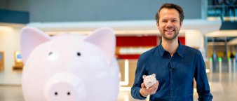 Øyvind Bendz Strøm holder en sparegris Øyvind Bendz Strøm holder en sparegris
