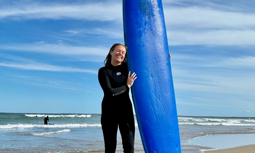 Marte Slaastad Rudberg på en strand i Australia.