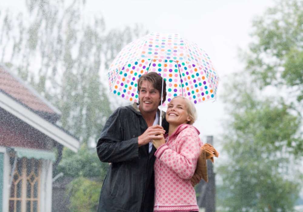 Illustrasjonsfoto: ungt par under paraplyen
