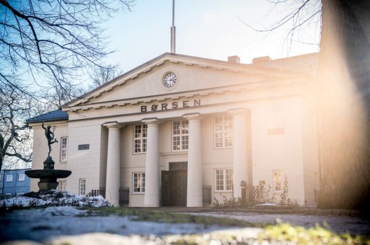 Oslo børs i solskinn