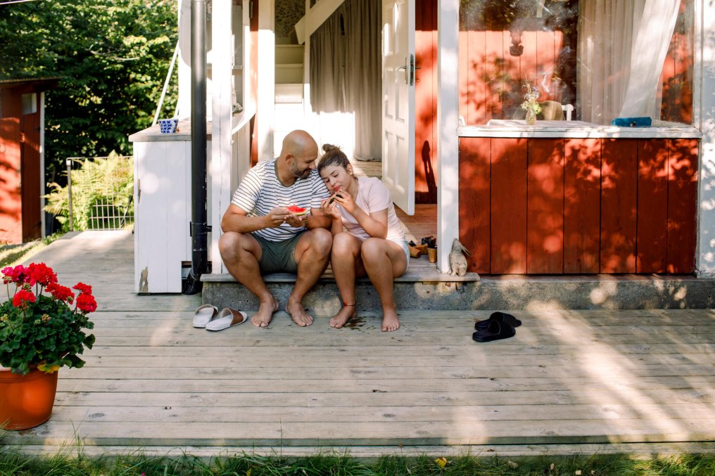 Illustrasjonsfoto: Far og datter spiser melon på hyttetrappa