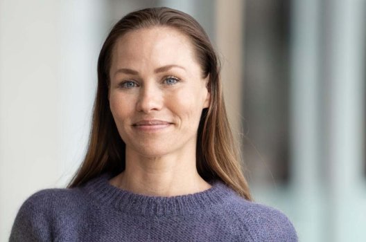Portrett av Cecilie Tvetenstrand i blå genser Portrett av Cecilie Tvetenstrand i blå genser