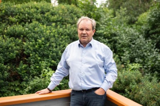 Portrett av Svein Olav på en terrasse Portrett av Svein Olav på en terrasse