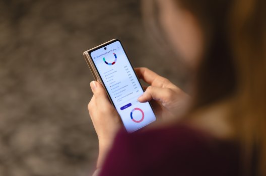 Ann-Jeanette viser fram Kron-appen