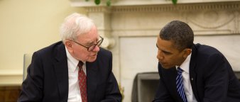 Warren Buffett og Barak Obama i samtale.