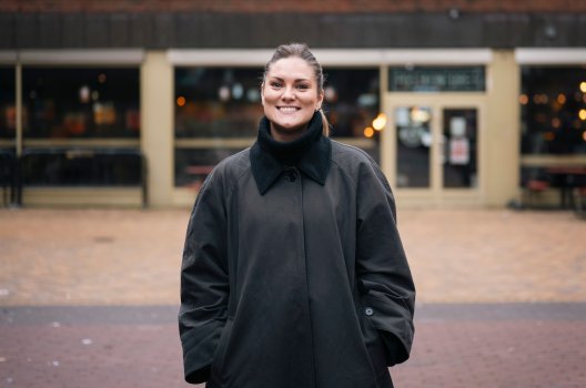 Portrett av Johanna Uggla utendørs