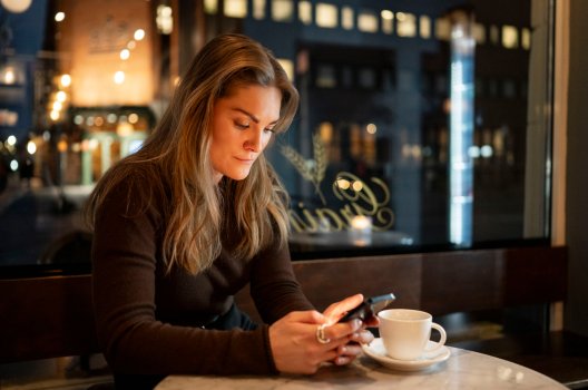 Portrett av Johanna Uggla på cafe